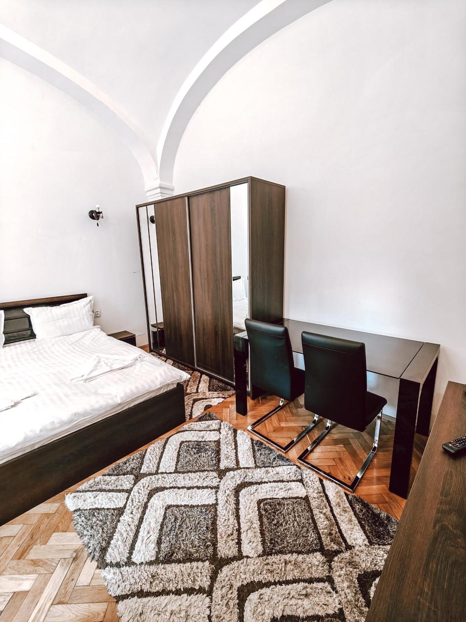 Berindei Studio - City Center - Private Parking Cluj-Napoca Buitenkant foto
