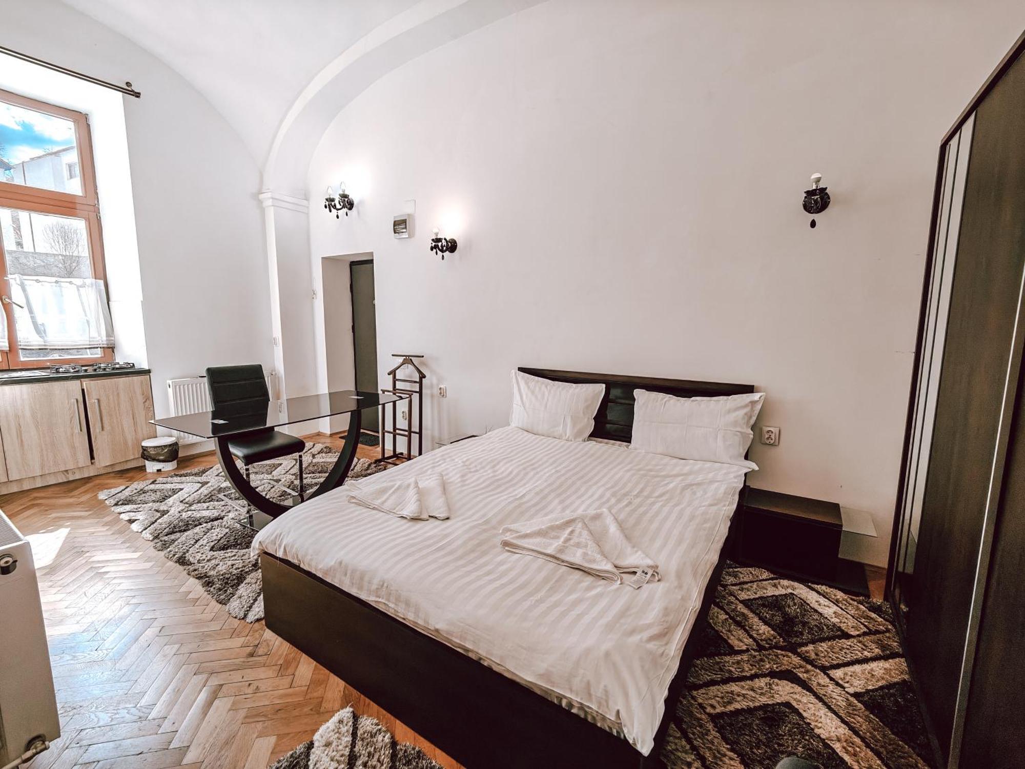 Berindei Studio - City Center - Private Parking Cluj-Napoca Buitenkant foto