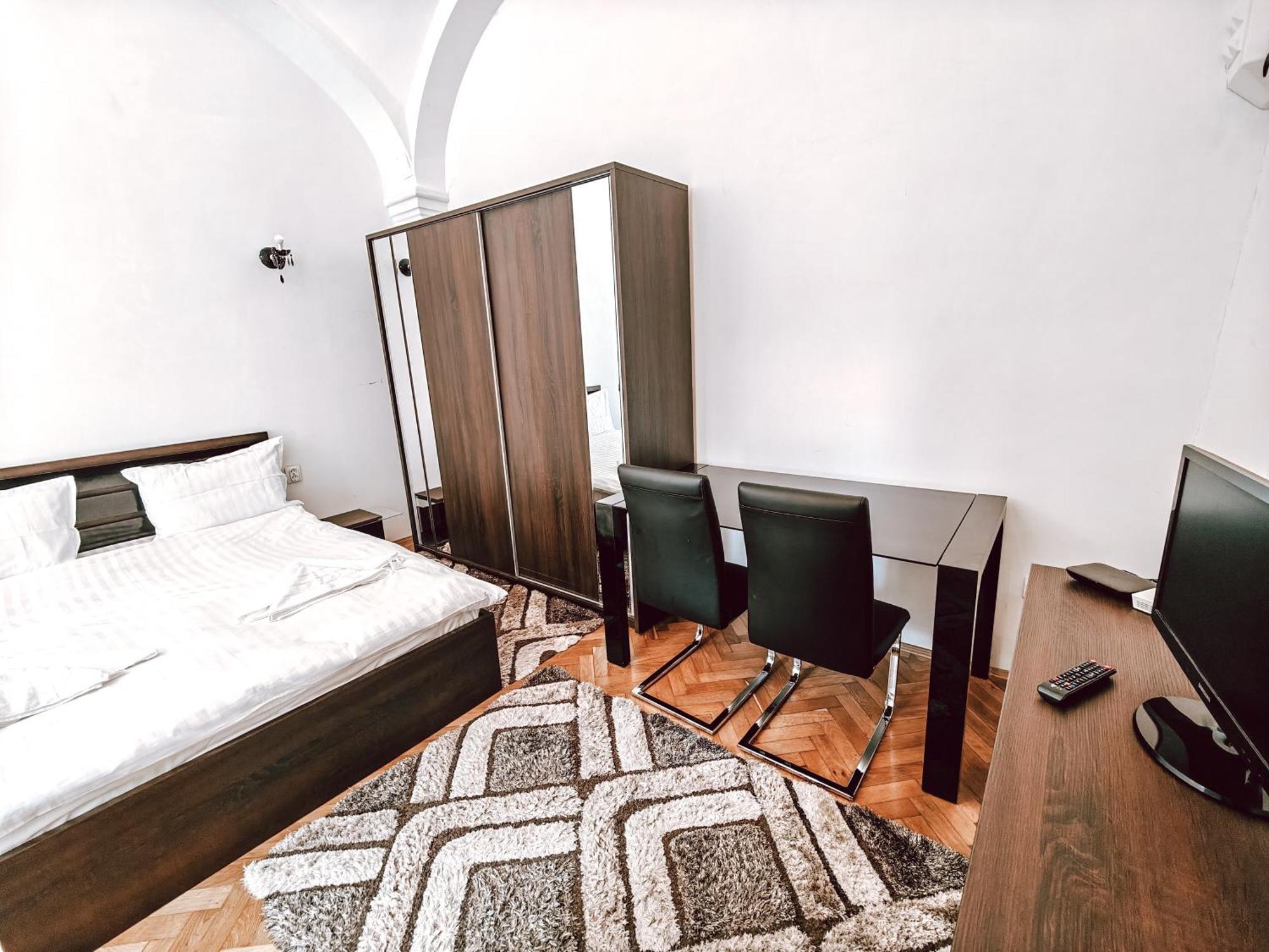 Berindei Studio - City Center - Private Parking Cluj-Napoca Buitenkant foto