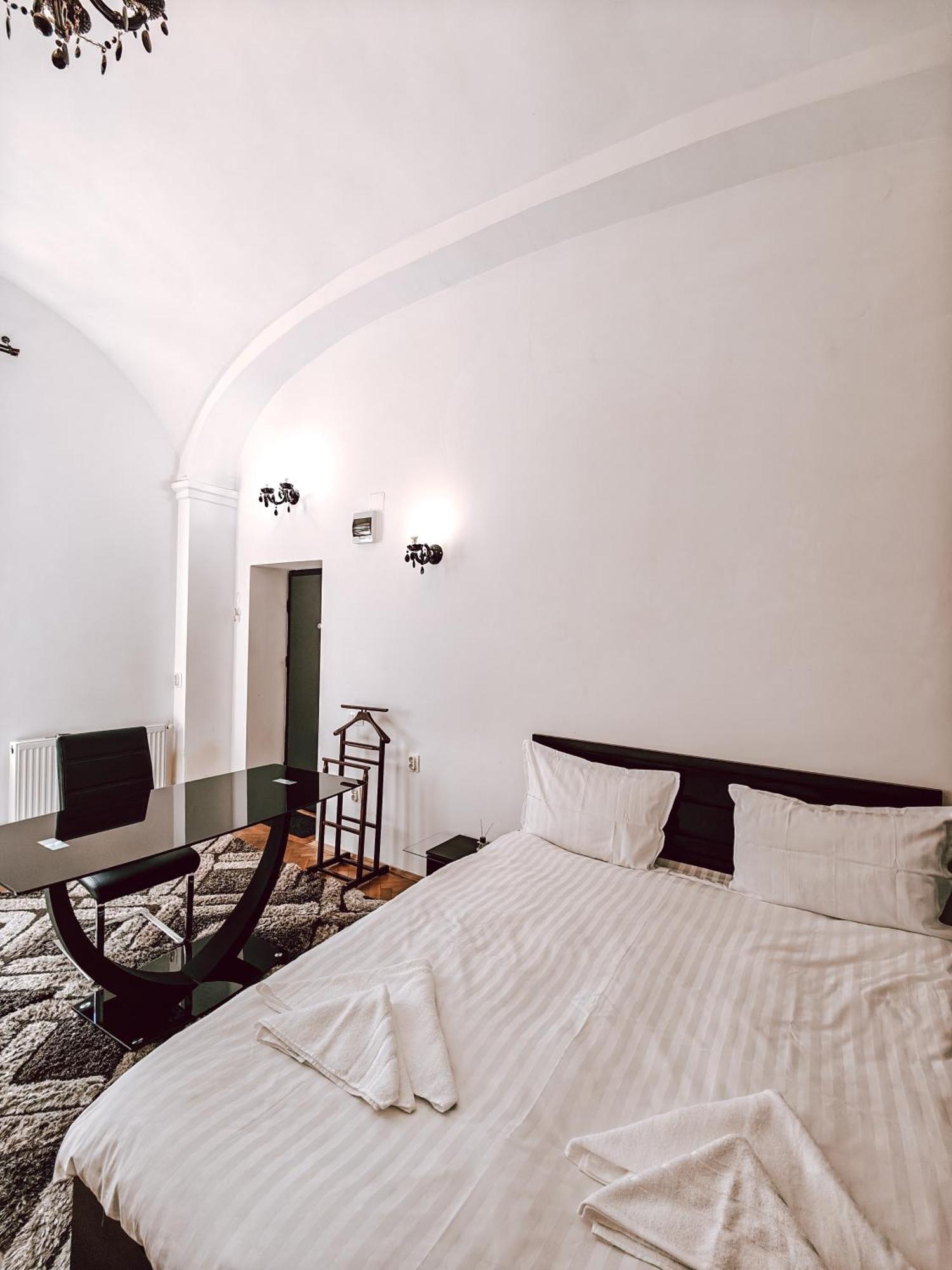 Berindei Studio - City Center - Private Parking Cluj-Napoca Buitenkant foto
